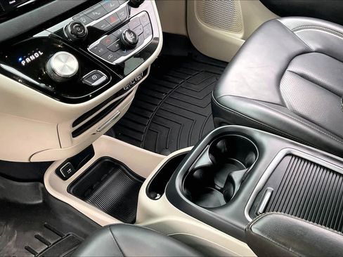 Used 2023 Chrysler Pacifica Touring-L image 16