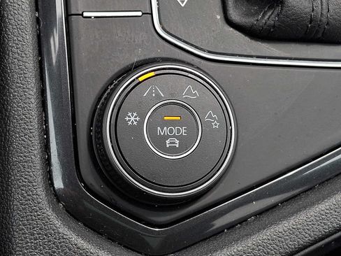 Used 2020 Volkswagen Tiguan SEL AWD/4WD image 22