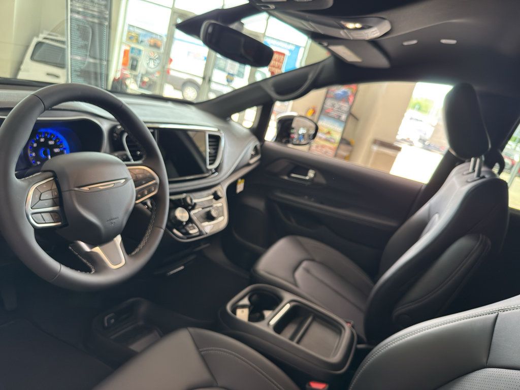 New 2027 Chrysler Pacifica Select FWD image 24