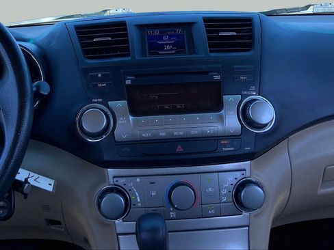 Used 2012 Toyota Highlander FWD w/ Tech Pkg image 6