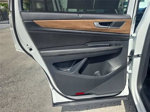 Used 2024 Volkswagen Atlas SE FWD image 10