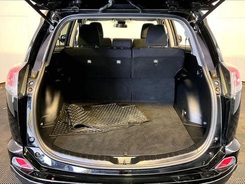 Used 2018 Toyota RAV4 XLE AWD/4WD image 35