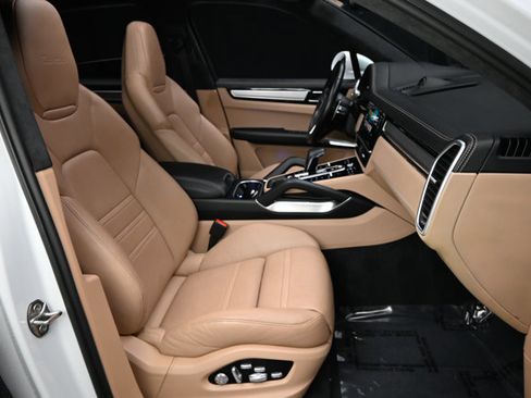 Used 2019 Porsche Cayenne Turbo w/ Premium Plus Package image 60