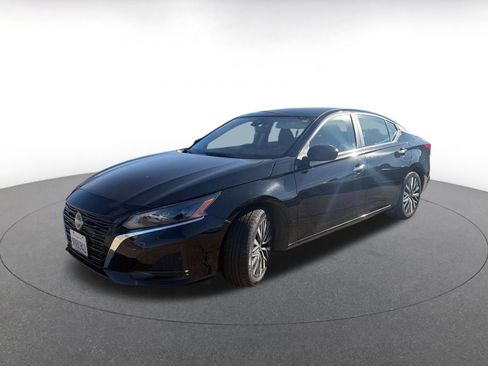 Used 2025 Nissan Altima 2.5 SV image 3