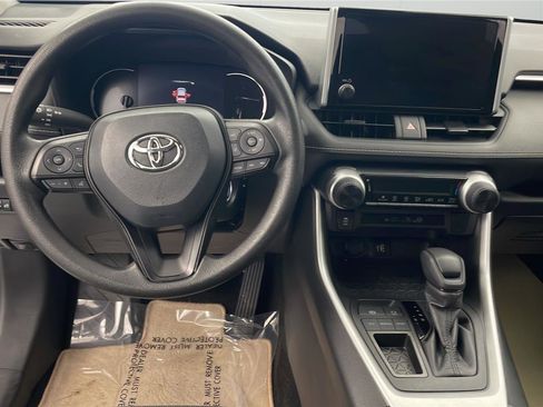 Used 2023 Toyota RAV4 LE FWD image 20