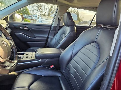 Used 2022 Toyota Highlander XLE image 25