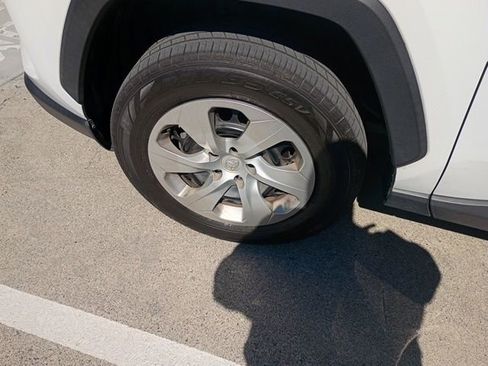 Used 2021 Toyota RAV4 LE image 8