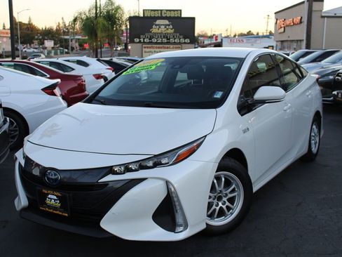 Used 2017 Toyota Prius Prime Premium image 40