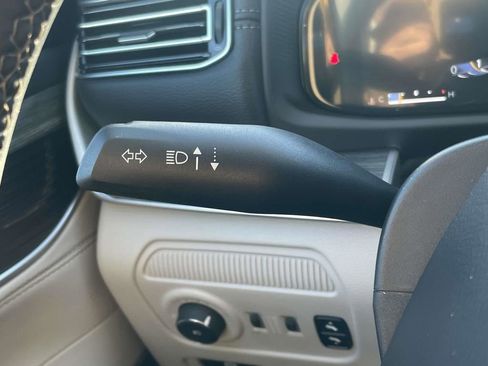 Certified 2024 Jeep Wagoneer L Series II w/ Flexible Seating Group image 34