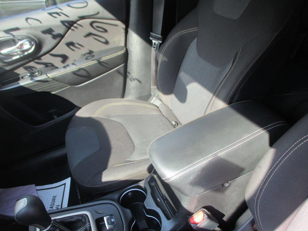 Used 2016 Jeep Cherokee Latitude w/ Cold Weather Group FWD image 11