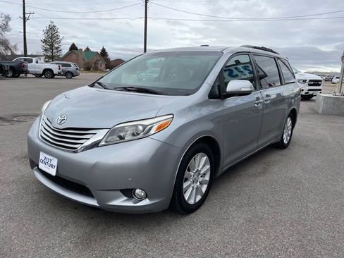 Used 2017 Toyota Sienna Limited image 5
