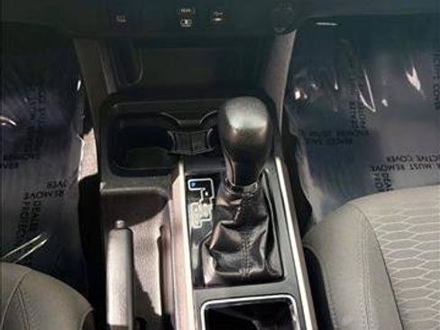Used 2018 Toyota Tacoma SR5 AWD/4WD image 10