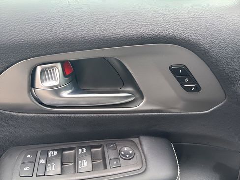 Used 2025 Chrysler Pacifica Select image 12