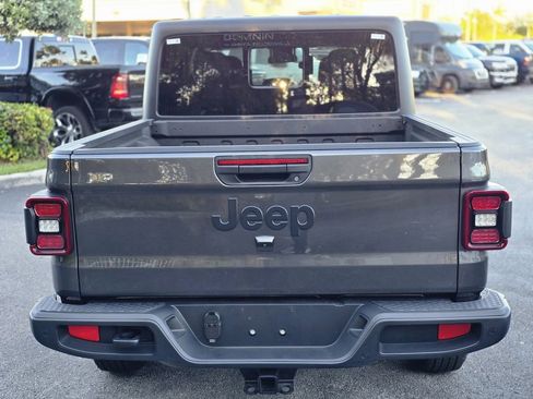 Used 2025 Jeep Gladiator Sport image 5