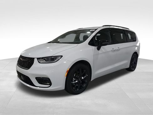 New 2026 Chrysler Pacifica Limited w/ S Appearance Package FWD image 4