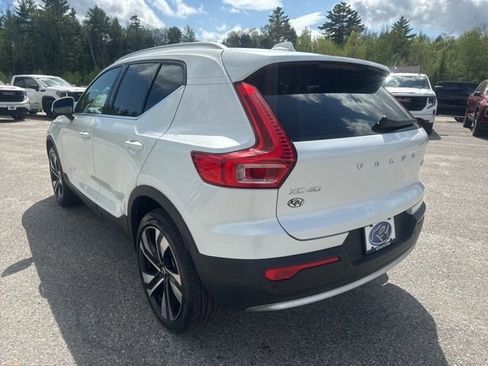 Used 2023 Volvo XC40 B5 Plus w/ Climate Package AWD/4WD image 4