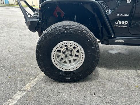 Used 2018 Jeep Wrangler Unlimited Sahara AWD/4WD image 29