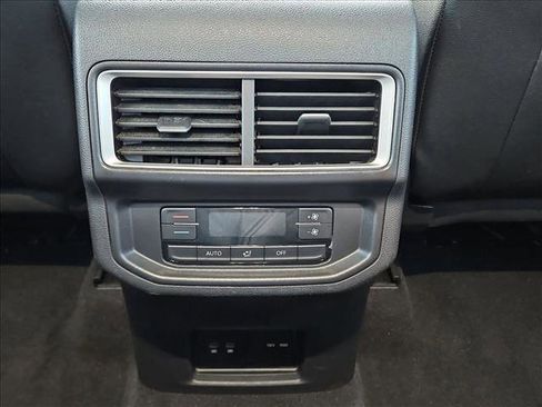 Used 2025 Volkswagen Atlas SE FWD image 16