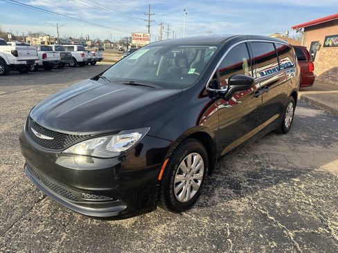 Used 2021 Chrysler Voyager L image 5