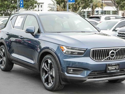 Used 2019 Volvo XC40 T4 Inscription FWD image 3