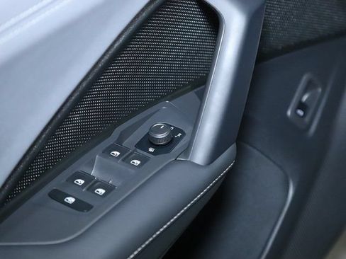Certified 2025 Volkswagen Tiguan SE AWD/4WD image 16