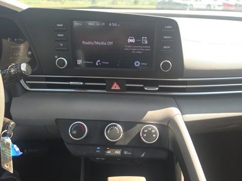 Used 2021 Hyundai Elantra SE FWD image 22