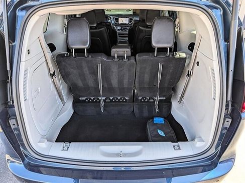 Used 2022 Chrysler Pacifica Touring-L w/ Uconnect Theater Family Group FWD image 31