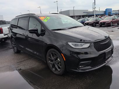 Used 2025 Chrysler Pacifica Limited