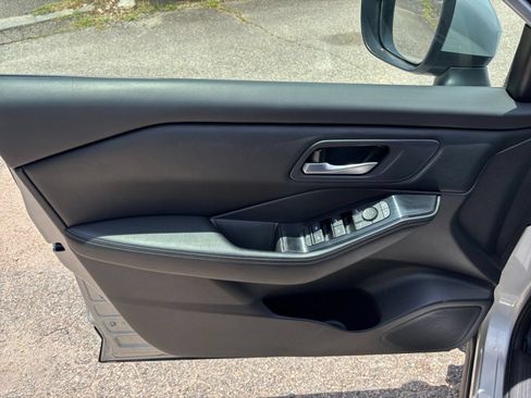 Used 2025 Nissan Rogue SV FWD image 18