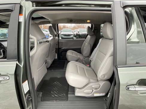 Used 2020 Toyota Sienna XLE w/ XLE Navigation Package image 25