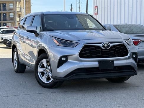 Used 2024 Toyota Highlander LE image 2