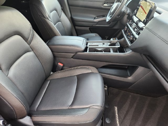 Used 2025 Nissan Pathfinder SL FWD image 20