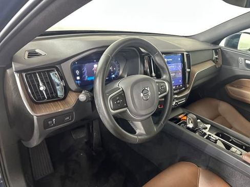 Used 2022 Volvo XC60 B5 Momentum image 13