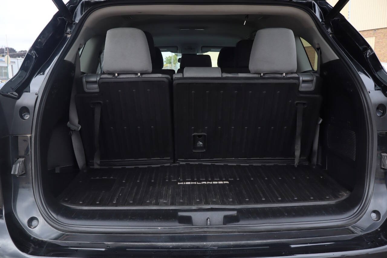 Used 2022 Toyota Highlander LE AWD/4WD image 11