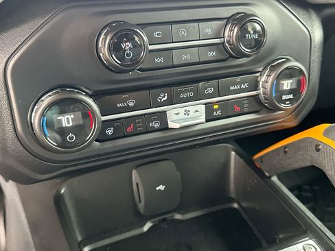 Used 2023 Ford Bronco Badlands image 19