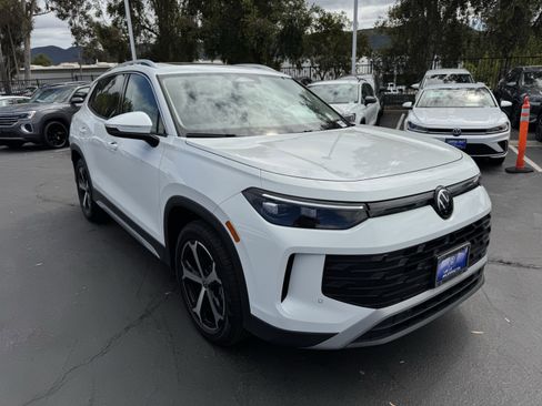 New 2026 Volkswagen Tiguan SE FWD image 2