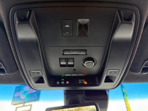 Used 2018 Cadillac Escalade Platinum image 34