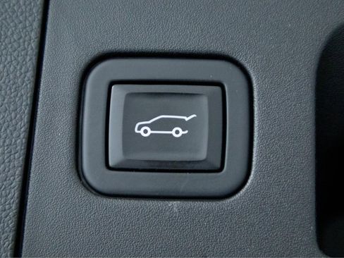 Used 2022 Cadillac XT4 Premium Luxury w/ Safety Alert Package AWD/4WD image 28