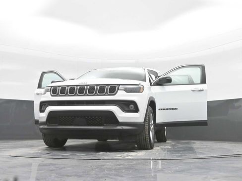 Used 2023 Jeep Compass Latitude image 40