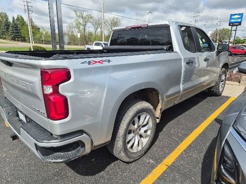 Used 2020 Chevrolet Silverado 1500 Custom w/ Custom Value Package AWD/4WD image 2
