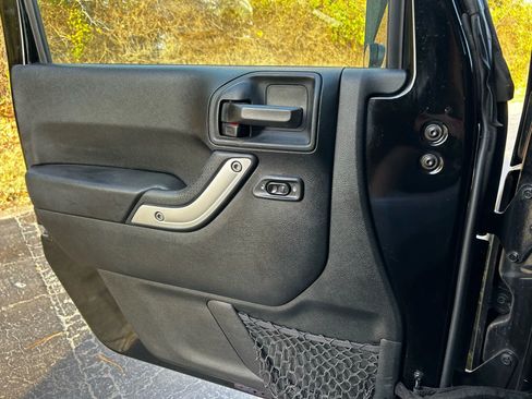 Used 2018 Jeep Wrangler Unlimited Sahara image 26