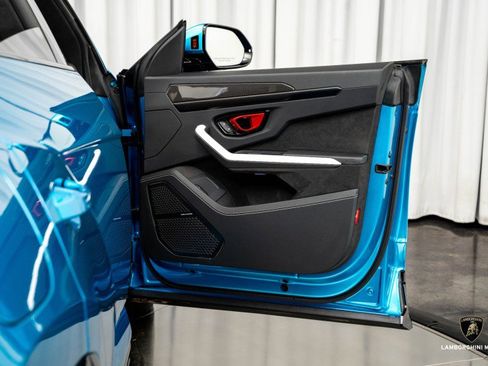 Used 2025 Lamborghini Urus SE image 38