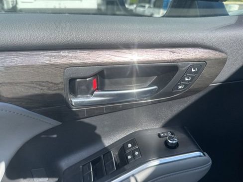 Used 2024 Toyota Highlander Platinum FWD image 12