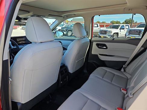 Used 2024 Nissan Rogue SL w/ SL Premium Package image 9