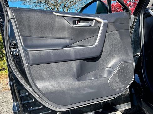 Used 2025 Toyota RAV4 XLE image 21