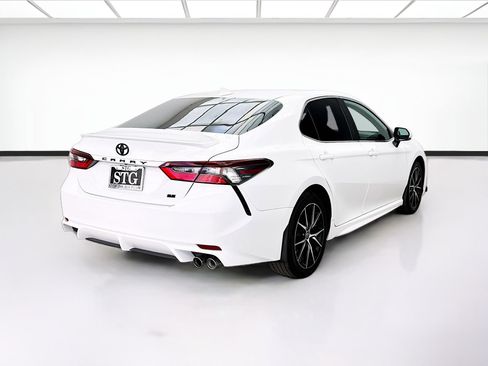 Used 2024 Toyota Camry SE image 4
