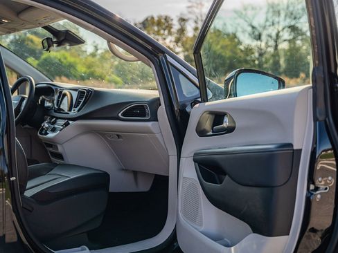 Used 2024 Chrysler Pacifica Touring-L image 15