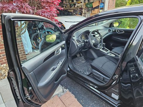 Used 2019 Nissan Sentra SV w/ Special Edition Package FWD image 4