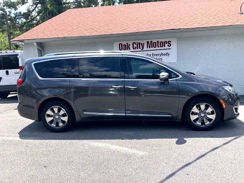 Used 2018 Chrysler Pacifica Limited w/ Advanced Safetytec Group image 4