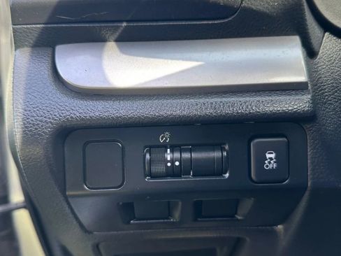 Used 2017 Subaru Forester 2.5i Premium w/ All-Weather Package image 18